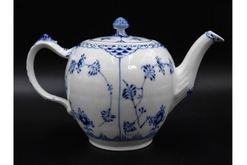 デンマーク製　ROYAL COPENHAGEN(ロイヤルコペンハーゲン)　ブルーフルーテッド　ハーフレース　ティーポット　スクラッチありB級品　(R-084988)