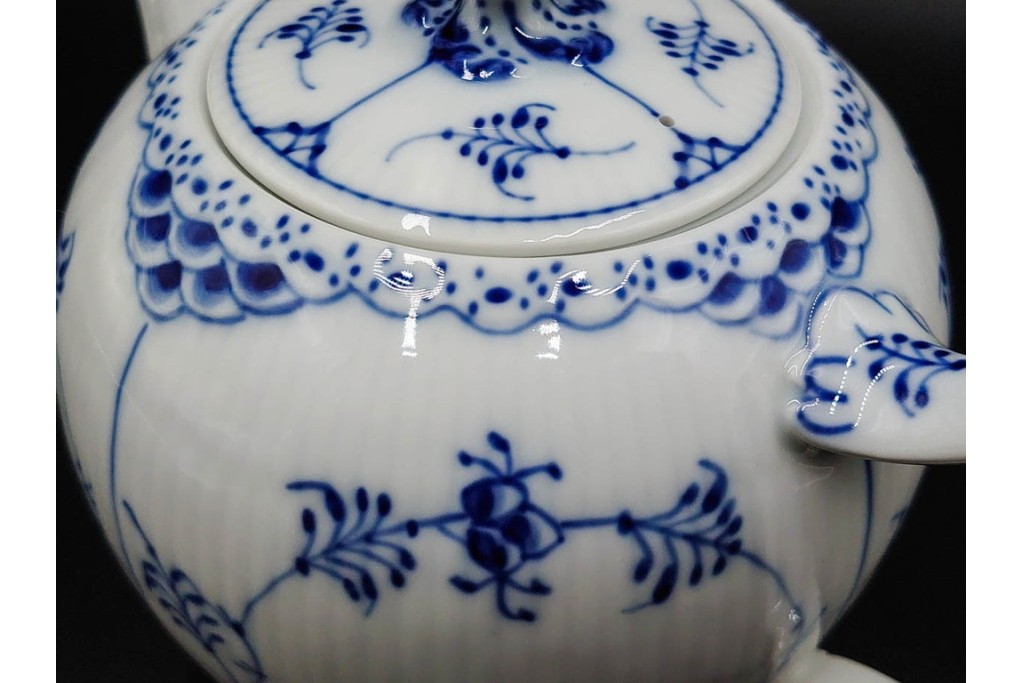 デンマーク製　ROYAL COPENHAGEN(ロイヤルコペンハーゲン)　ブルーフルーテッド　ハーフレース　ティーポット　スクラッチありB級品　(R-084988)