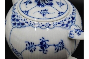 デンマーク製　ROYAL COPENHAGEN(ロイヤルコペンハーゲン)　ブルーフルーテッド　ハーフレース　ティーポット　スクラッチありB級品　(R-084988)