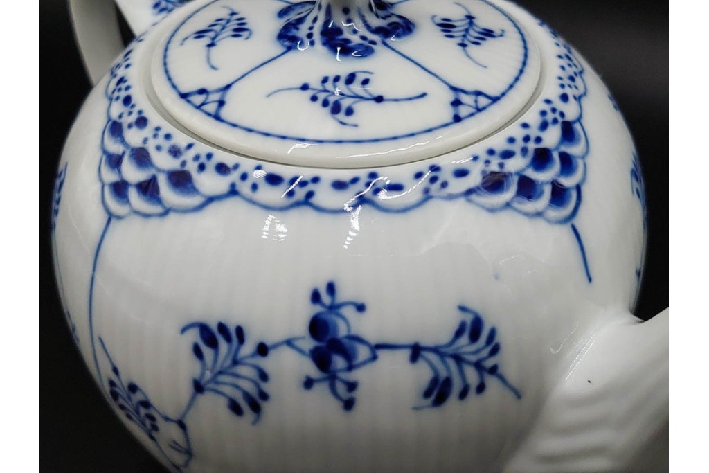 デンマーク製　ROYAL COPENHAGEN(ロイヤルコペンハーゲン)　ブルーフルーテッド　ハーフレース　ティーポット　スクラッチありB級品　(R-084988)