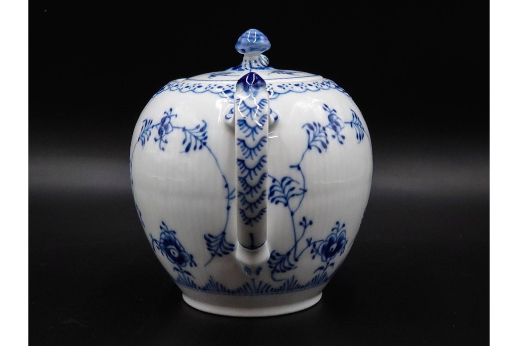 デンマーク製　ROYAL COPENHAGEN(ロイヤルコペンハーゲン)　ブルーフルーテッド　ハーフレース　ティーポット　スクラッチありB級品　(R-084988)