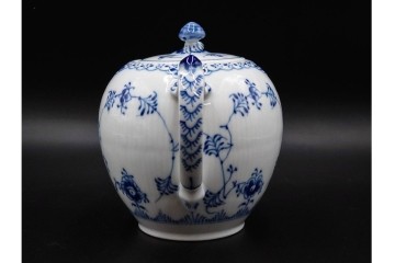 デンマーク製　ROYAL COPENHAGEN(ロイヤルコペンハーゲン)　ブルーフルーテッド　ハーフレース　ティーポット　スクラッチありB級品　(R-084988)