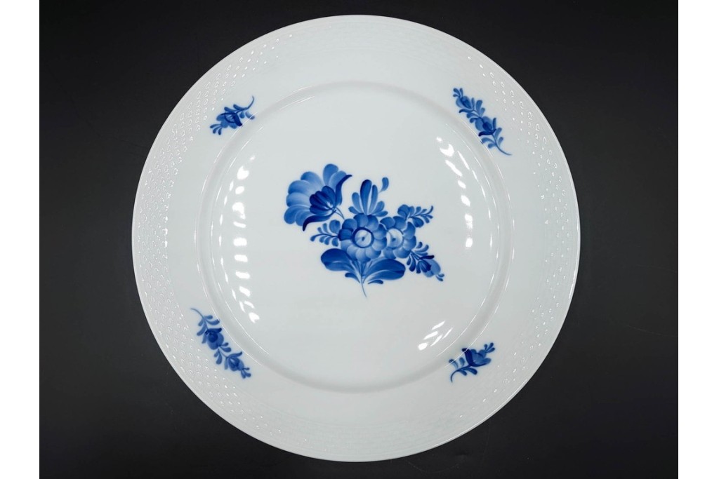 デンマーク製　ROYAL COPENHAGEN(ロイヤルコペンハーゲン)　ブルーフラワー プレイン　直径約28cm　プレート3枚セット　スクラッチありB級品　(R-084992)