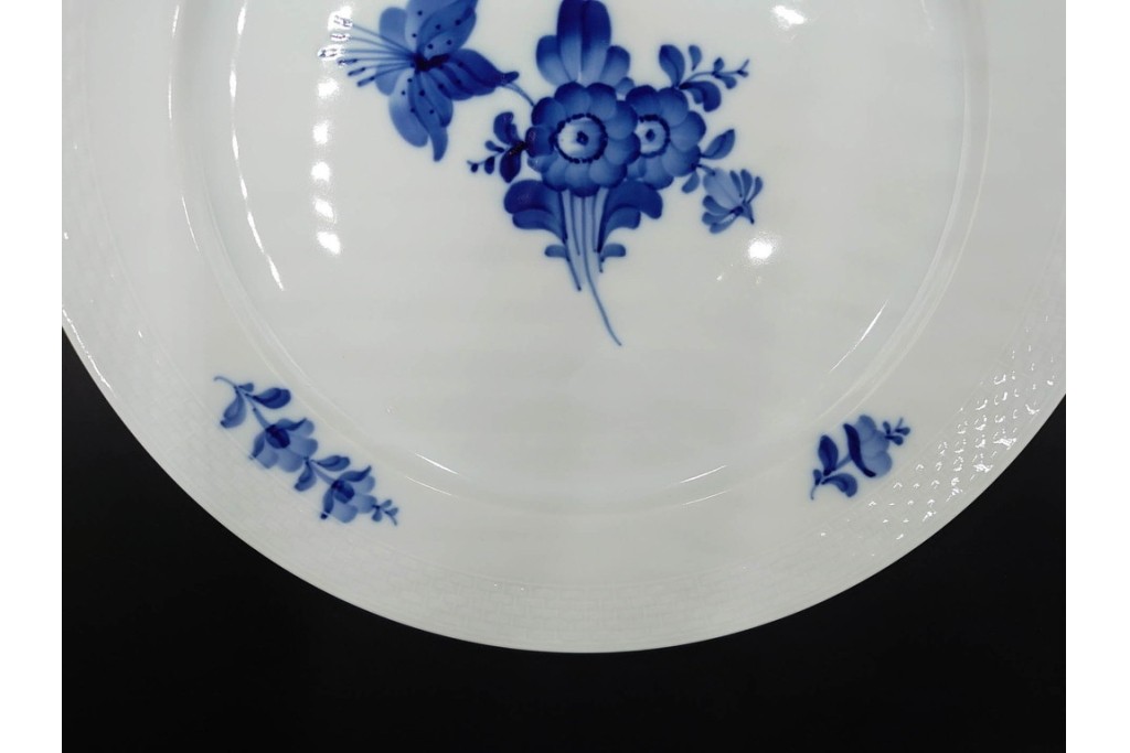デンマーク製　ROYAL COPENHAGEN(ロイヤルコペンハーゲン)　ブルーフラワー プレイン　直径約28cm　プレート3枚セット　スクラッチありB級品　(R-084992)