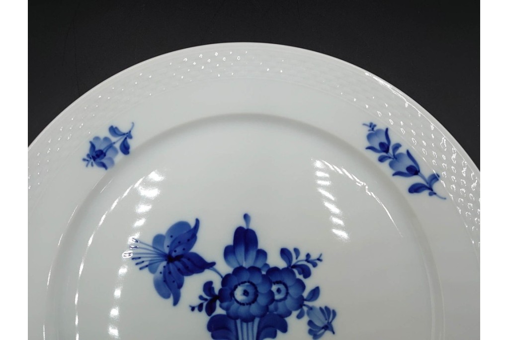 デンマーク製　ROYAL COPENHAGEN(ロイヤルコペンハーゲン)　ブルーフラワー プレイン　直径約28cm　プレート3枚セット　スクラッチありB級品　(R-084992)