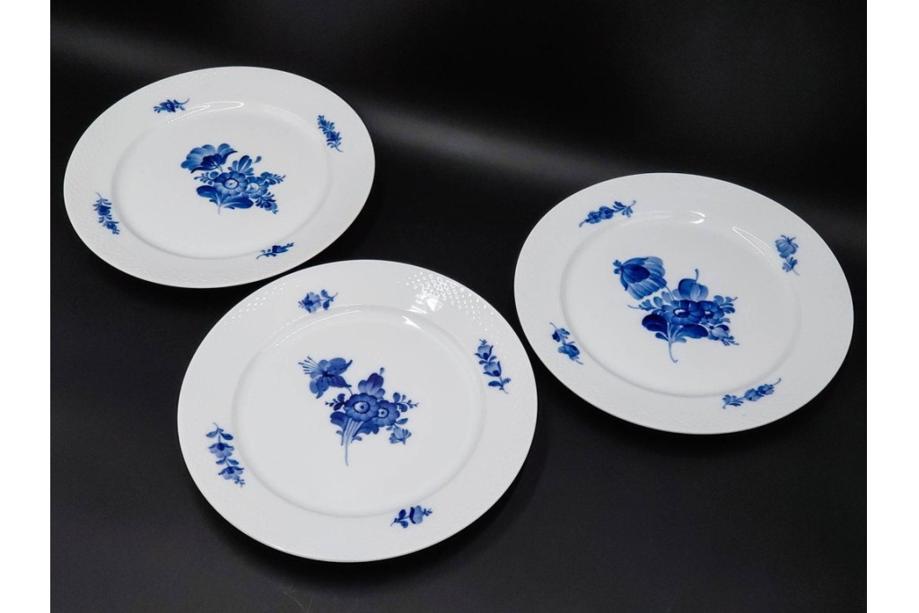 デンマーク製　ROYAL COPENHAGEN(ロイヤルコペンハーゲン)　ブルーフラワー プレイン　直径約28cm　プレート3枚セット　スクラッチありB級品　(R-084992)