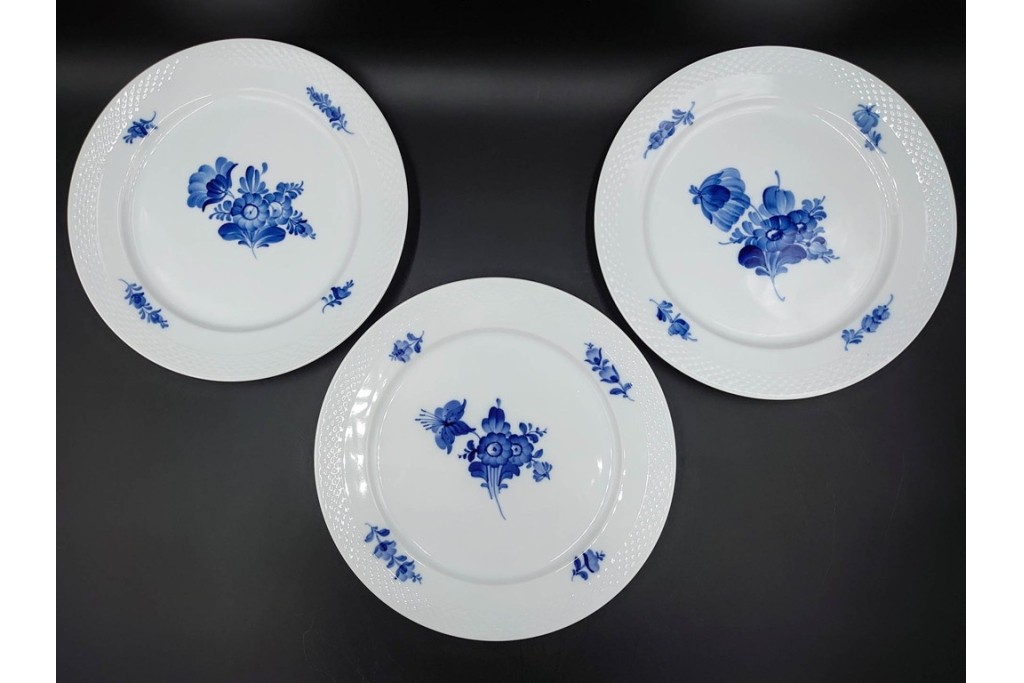 デンマーク製　ROYAL COPENHAGEN(ロイヤルコペンハーゲン)　ブルーフラワー プレイン　直径約28cm　プレート3枚セット　スクラッチありB級品　(R-084992)