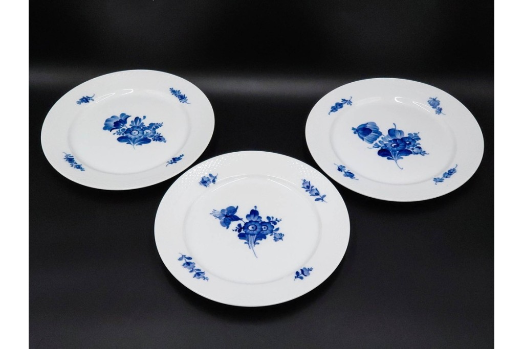 デンマーク製　ROYAL COPENHAGEN(ロイヤルコペンハーゲン)　ブルーフラワー プレイン　直径約28cm　プレート3枚セット　スクラッチありB級品　(R-084992)