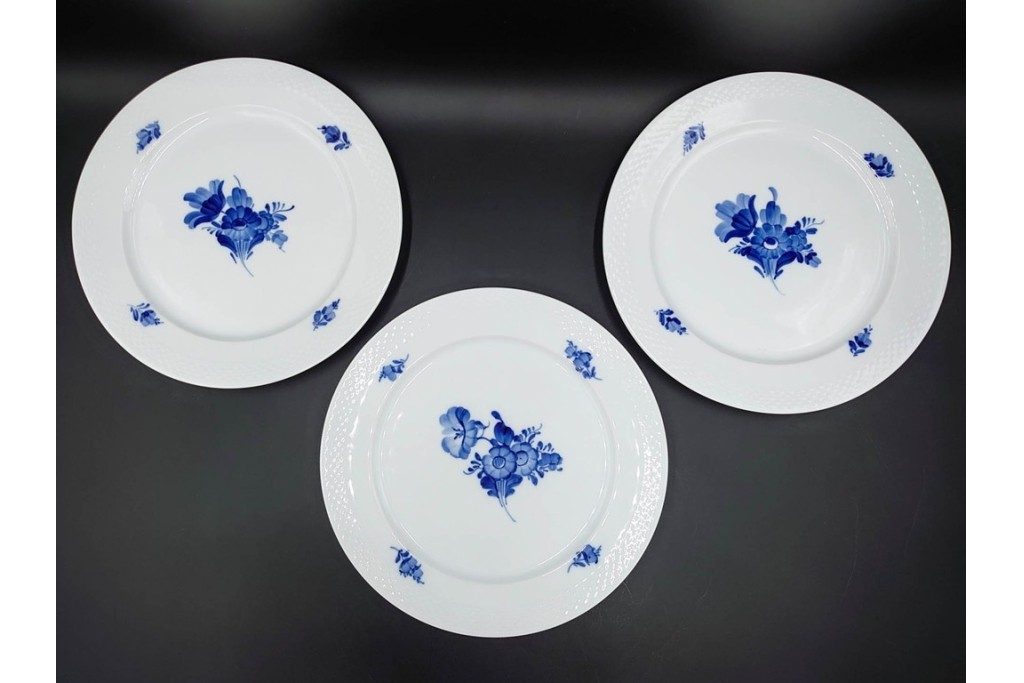 デンマーク製　ROYAL COPENHAGEN(ロイヤルコペンハーゲン)　ブルーフラワー プレイン　直径約28cm　プレート3枚セット　スクラッチありB級品　(R-084995)