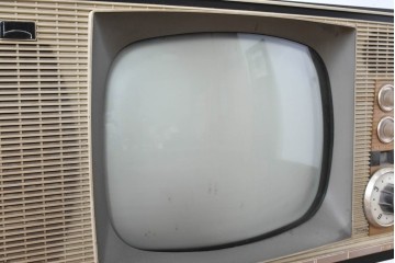 ジャンク品　和製ヴィンテージ　日立(HITACHI)　FY-830　14型　レトロな佇まいが魅力のブラウン管テレビ(白黒テレビ)　(R-085000)