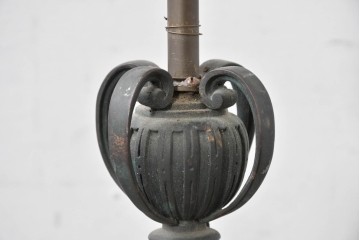 フランスアンティーク　高級品　ヨーロピアンクラシック　アカンサス装飾が優雅なキャンドルスタンド型リメイク照明　(R-085006)