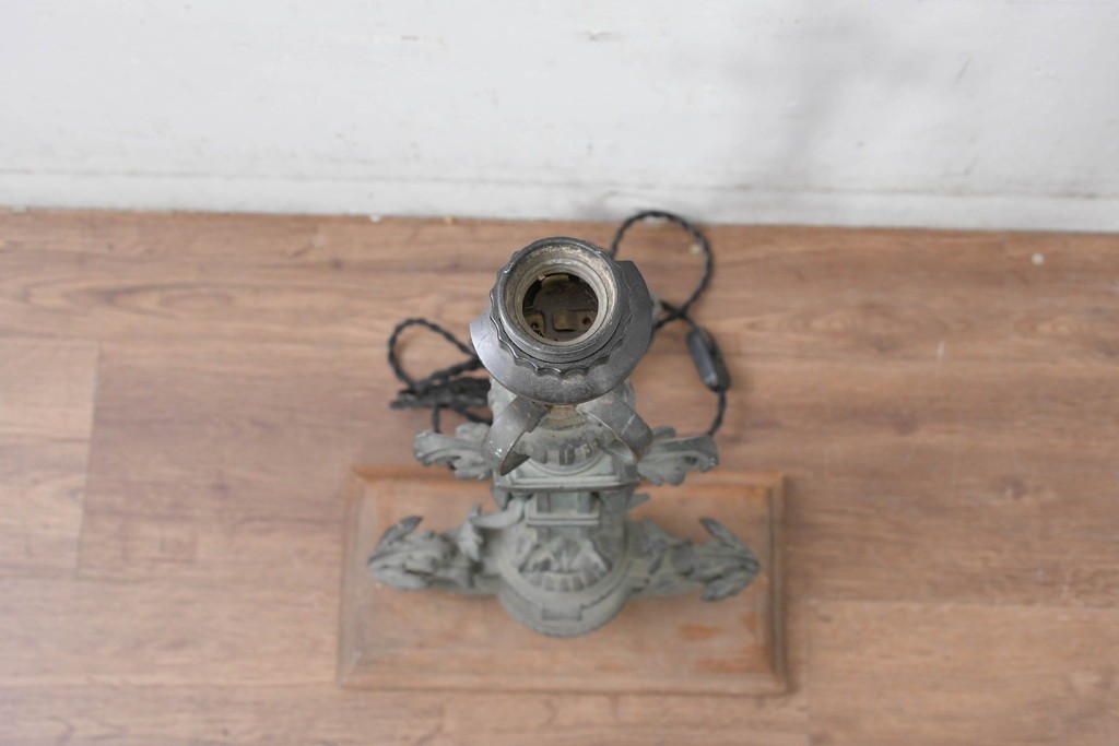 フランスアンティーク　高級品　ヨーロピアンクラシック　アカンサス装飾が優雅なキャンドルスタンド型リメイク照明　(R-085006)