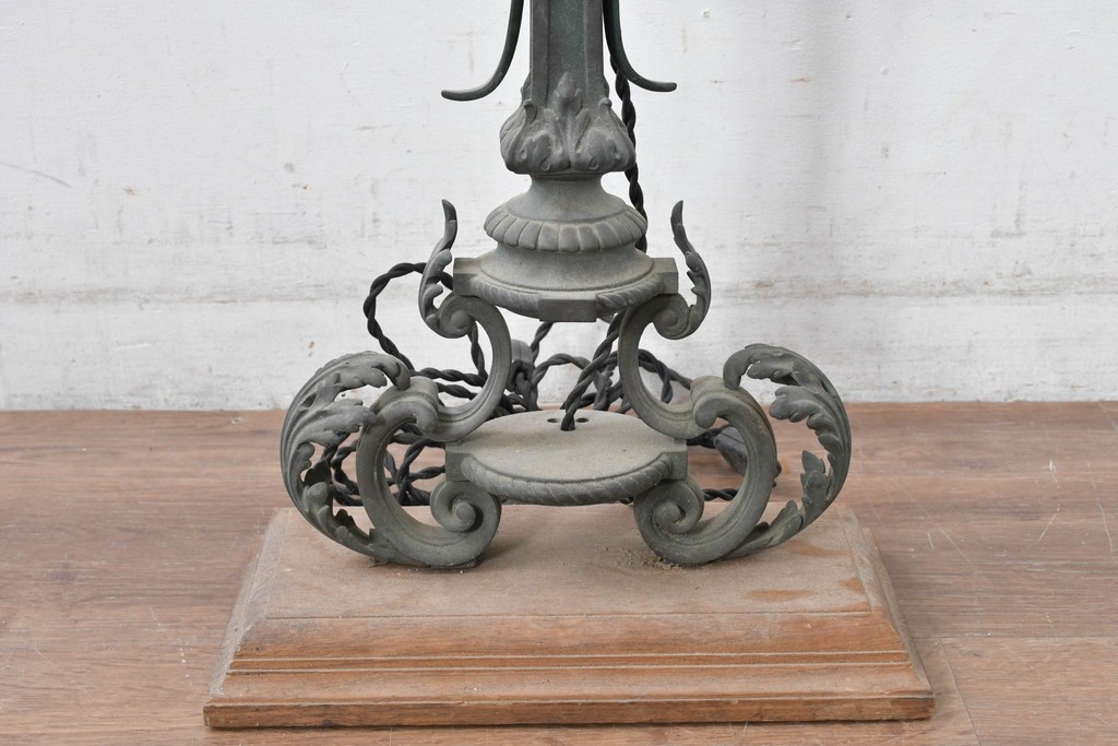 フランスアンティーク　高級品　ヨーロピアンクラシック　アカンサス装飾が優雅なキャンドルスタンド型リメイク照明　(R-085006)