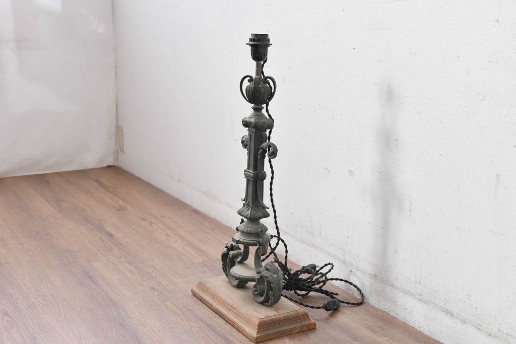 フランスアンティーク　高級品　ヨーロピアンクラシック　アカンサス装飾が優雅なキャンドルスタンド型リメイク照明　(R-085006)