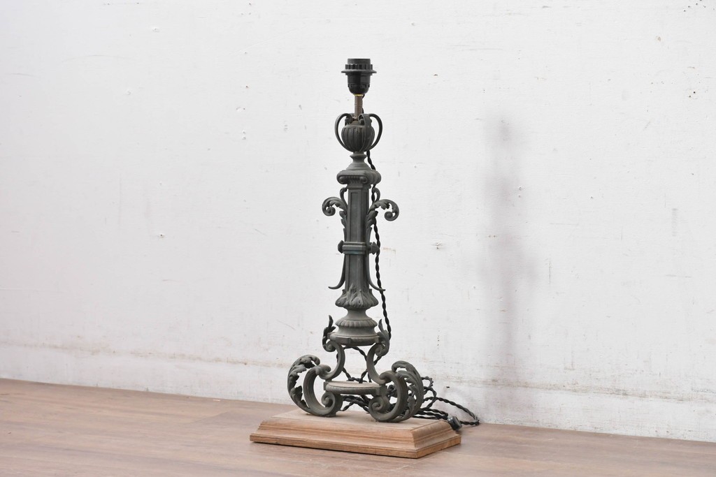 フランスアンティーク　高級品　ヨーロピアンクラシック　アカンサス装飾が優雅なキャンドルスタンド型リメイク照明　(R-085006)