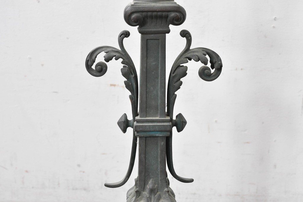 フランスアンティーク　高級品　ヨーロピアンクラシック　アカンサス装飾が優雅なキャンドルスタンド型リメイク照明　(R-085006)