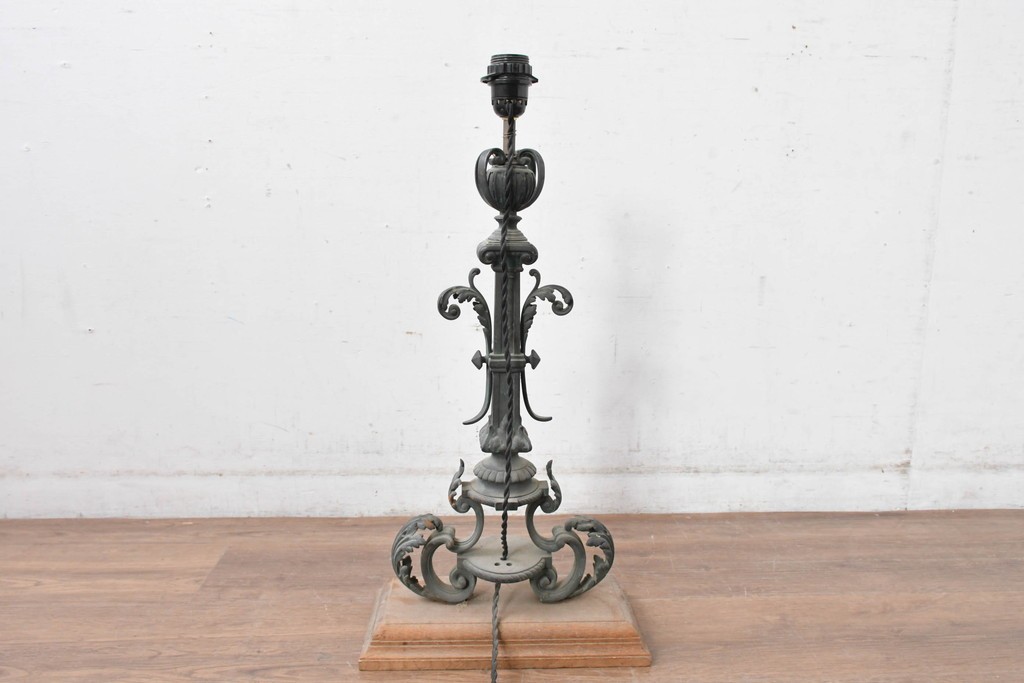 フランスアンティーク　高級品　ヨーロピアンクラシック　アカンサス装飾が優雅なキャンドルスタンド型リメイク照明　(R-085006)