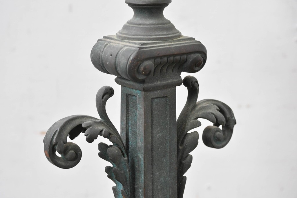 フランスアンティーク　高級品　ヨーロピアンクラシック　アカンサス装飾が優雅なキャンドルスタンド型リメイク照明　(R-085006)