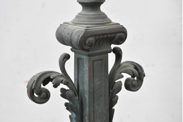 フランスアンティーク　高級品　ヨーロピアンクラシック　アカンサス装飾が優雅なキャンドルスタンド型リメイク照明　(R-085006)