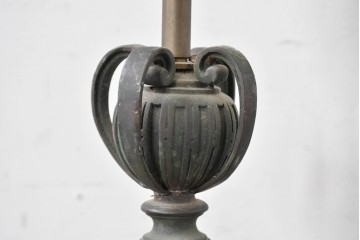 フランスアンティーク　高級品　ヨーロピアンクラシック　アカンサス装飾が優雅なキャンドルスタンド型リメイク照明　(R-085007)