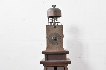 ジャンク品　部品取り品　分銅なし　干支文字盤と重厚な造形が美しい大名時計　(R-085008)