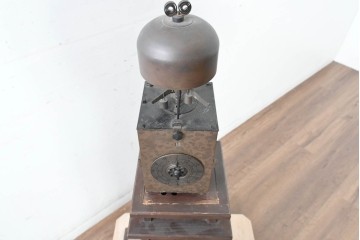 ジャンク品　部品取り品　分銅なし　干支文字盤と重厚な造形が美しい大名時計　(R-085008)