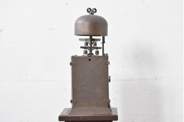 ジャンク品　部品取り品　分銅なし　干支文字盤と重厚な造形が美しい大名時計　(R-085008)