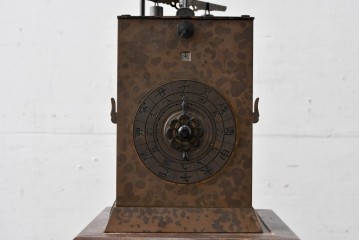 ジャンク品　部品取り品　分銅なし　干支文字盤と重厚な造形が美しい大名時計　(R-085008)