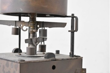 ジャンク品　部品取り品　分銅なし　干支文字盤と重厚な造形が美しい大名時計　(R-085008)