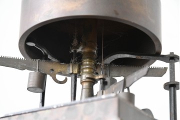 ジャンク品　部品取り品　分銅なし　干支文字盤と重厚な造形が美しい大名時計　(R-085008)