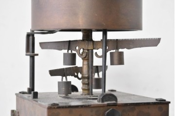 ジャンク品　部品取り品　分銅なし　干支文字盤と重厚な造形が美しい大名時計　(R-085008)