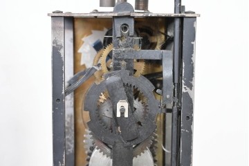 ジャンク品　部品取り品　分銅なし　干支文字盤と重厚な造形が美しい大名時計　(R-085008)