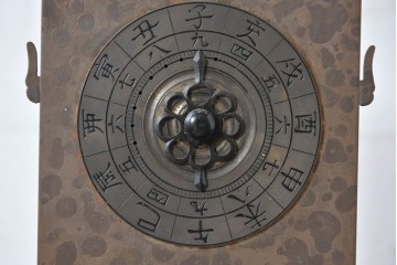 ジャンク品　部品取り品　分銅なし　干支文字盤と重厚な造形が美しい大名時計　(R-085008)