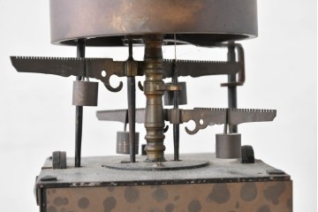 ジャンク品　部品取り品　分銅なし　干支文字盤と重厚な造形が美しい大名時計　(R-085008)