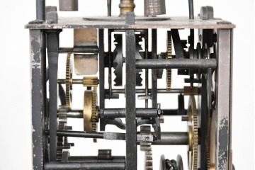 ジャンク品　部品取り品　分銅なし　干支文字盤と重厚な造形が美しい大名時計　(R-085008)