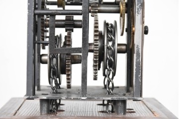 ジャンク品　部品取り品　分銅なし　干支文字盤と重厚な造形が美しい大名時計　(R-085008)