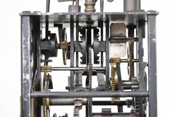 ジャンク品　部品取り品　分銅なし　干支文字盤と重厚な造形が美しい大名時計　(R-085008)