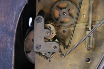 イギリスアンティーク　オーク材　バーリーツイスト装飾が施された端正なホールクロック　(R-085009)