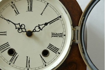 イギリスアンティーク　オーク材　置き時計　玉杢の杢目が美しいマントルクロック　(R-085010)