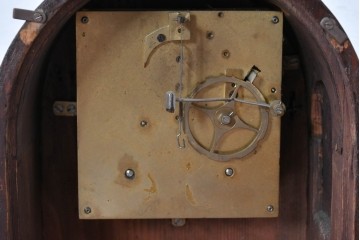 イギリスアンティーク　オーク材　気品あるアーチトップの端正な置き時計　(R-085010)