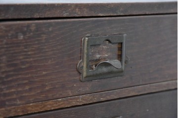和製ヴィンテージ　ナラ材　ネームプレート付き!使い込まれた風合いが素朴で趣あふれる四段小引き出し　(R-085011)