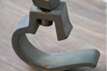 和製アンティーク　鯛をモチーフにした縁起の良い意匠が魅力の自在鉤　(R-085016)