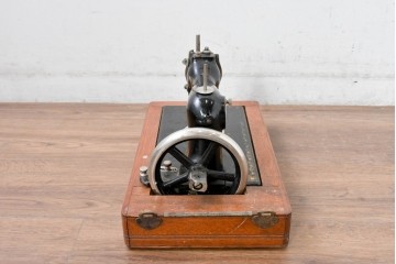 【簡易リペア限定品】　和製アンティーク　LEAD(リード)　黒地のボディに金色のロゴが美しい手回しミシン　(R-085017)
