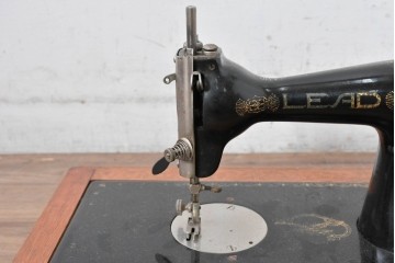 【簡易リペア限定品】　和製アンティーク　LEAD(リード)　黒地のボディに金色のロゴが美しい手回しミシン　(R-085017)