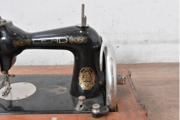 【簡易リペア限定品】　和製アンティーク　LEAD(リード)　黒地のボディに金色のロゴが美しい手回しミシン　(R-085017)