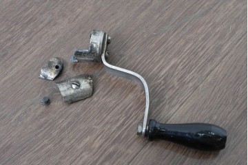 【簡易リペア限定品】　和製アンティーク　LEAD(リード)　黒地のボディに金色のロゴが美しい手回しミシン　(R-085017)