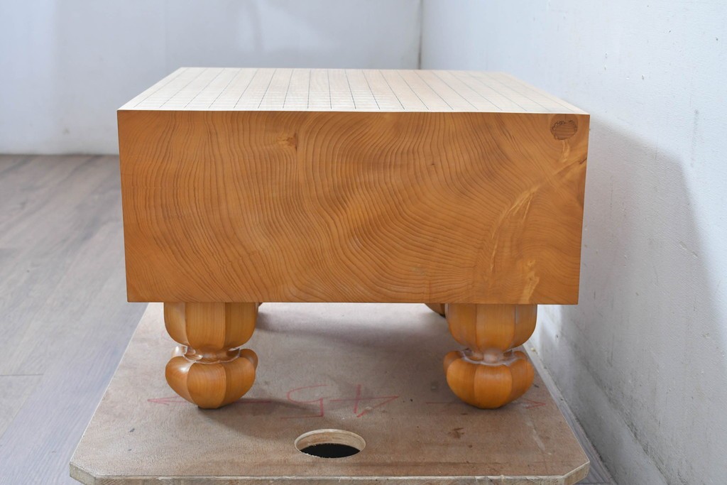 【簡易リペア限定品】 囲碁盤職人　粋山 加藤弘一　謹作　厚さ約18cm　丁寧な造りで風格漂う六寸脚付碁盤　 (R-085022)