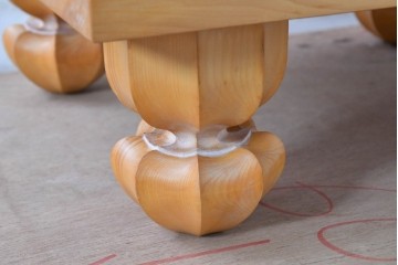 【簡易リペア限定品】 囲碁盤職人　粋山 加藤弘一　謹作　厚さ約18cm　丁寧な造りで風格漂う六寸脚付碁盤　 (R-085022)