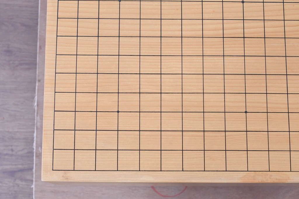 【簡易リペア限定品】 囲碁盤職人　粋山 加藤弘一　謹作　厚さ約18cm　丁寧な造りで風格漂う六寸脚付碁盤　 (R-085022)