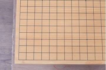 【簡易リペア限定品】 囲碁盤職人　粋山 加藤弘一　謹作　厚さ約18cm　丁寧な造りで風格漂う六寸脚付碁盤　 (R-085022)